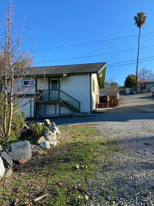 Quiet neighborhood w/ gardener included! - 4919 Hilltop Dr