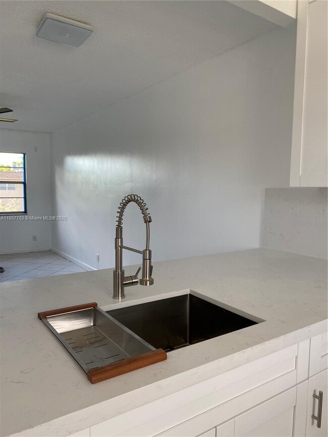 Building Photo - 5181 W Oakland Park Blvd