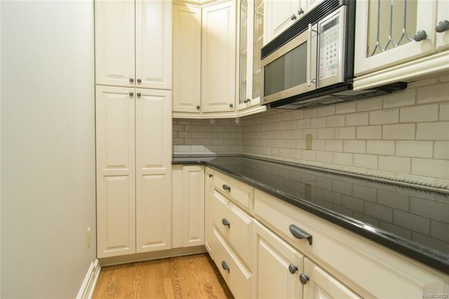 Building Photo - 3930 Mt Vernon Dr