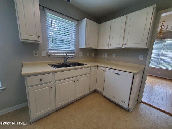 Building Photo - 301 Knoll Cir