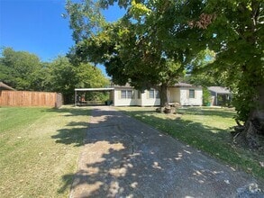 Building Photo - 332 Greenbriar Dr