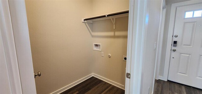 Building Photo - 2120 Delano Dr