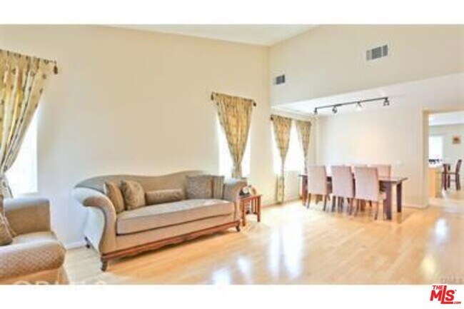 Foto del edificio - 16218 Bainbridge Way