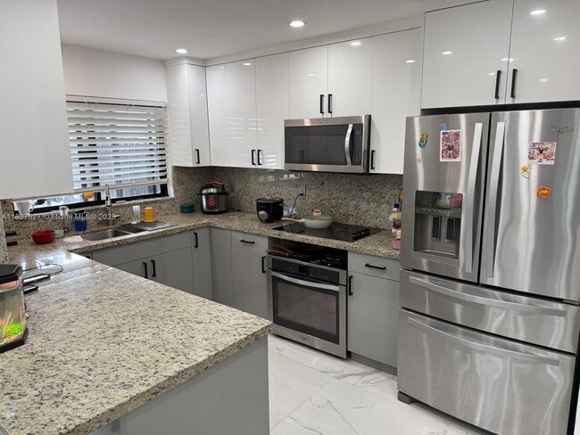 Building Photo - 6512 Kendale Lakes Dr