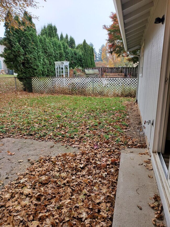 Foto del edificio - Single family ranch duplex. 3 bedrooms & 1...