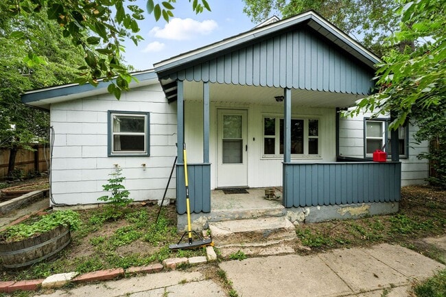 Building Photo - Old Town Lafayette Location! 4 bedrooms! Huge garage!