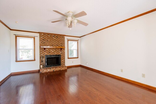 Foto del edificio - Gorgeous 3 Bedroom Home with Backyard Oasi...