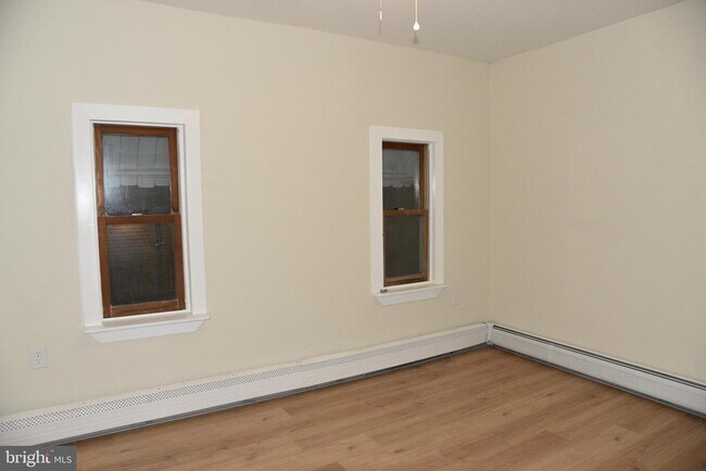 Building Photo - 301 1/2 Penn St