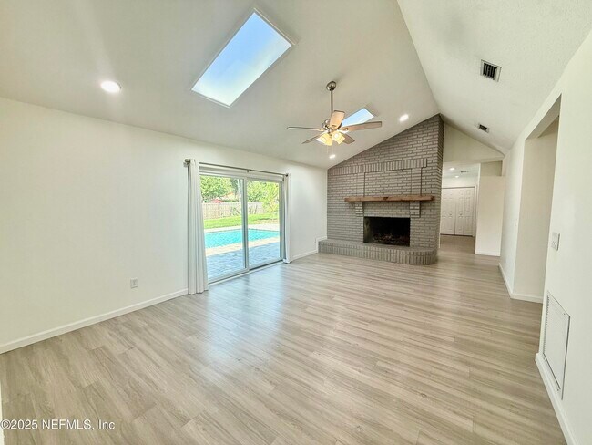 Building Photo - 366 Perthshire Dr