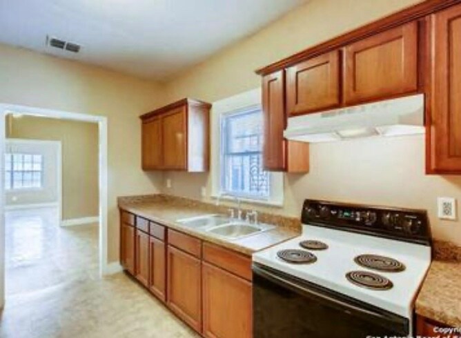 Building Photo - 231 Blue Bonnet St
