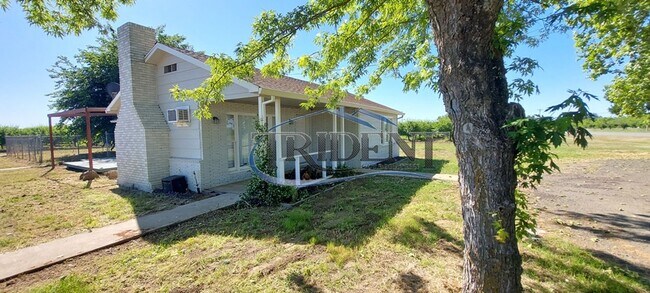 Foto del edificio - 2 bedroom, 2 bath house, plus a bonus room, located in the country.