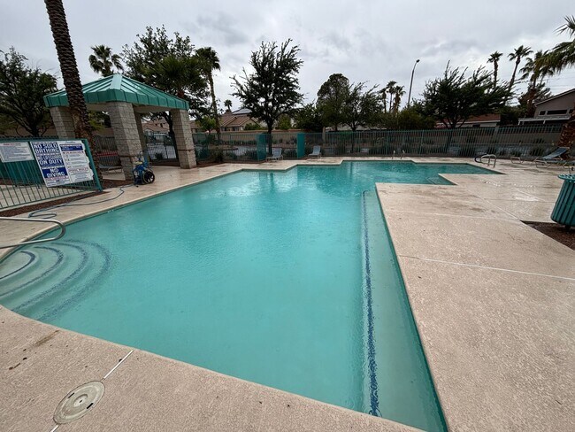 Foto del edificio - Gorgeous 3Bed/3Bath Home in the Gated Gree...