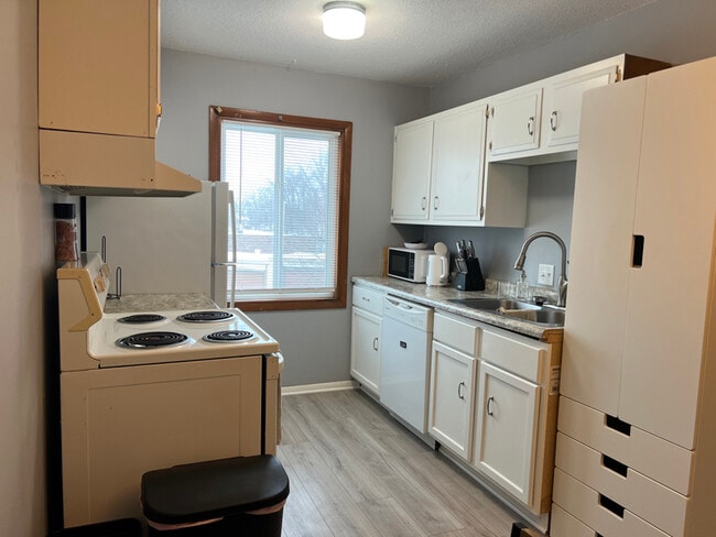 Building Photo - 1911 Viking Dr NW