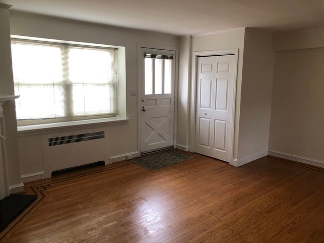Building Photo - 246 Stoneway Ln