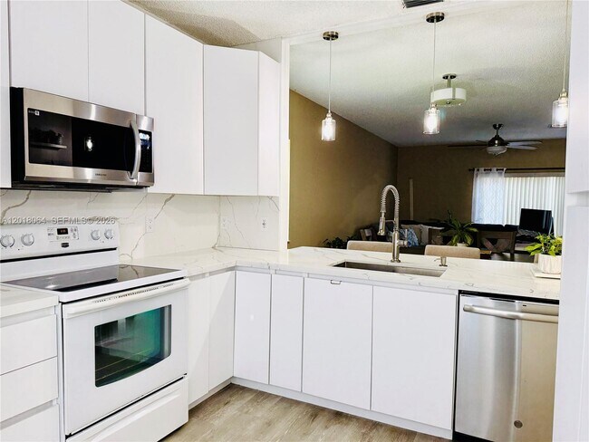 Foto del edificio - 16213 Emerald Cove Rd