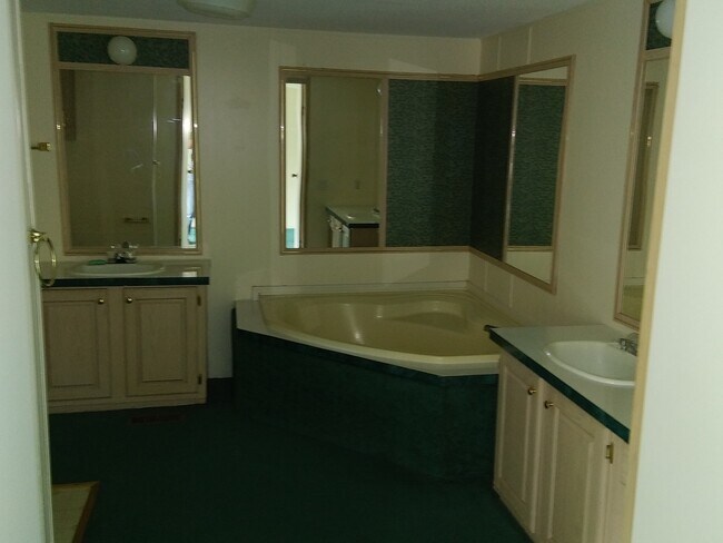 Building Photo - 164 Gilman Hill