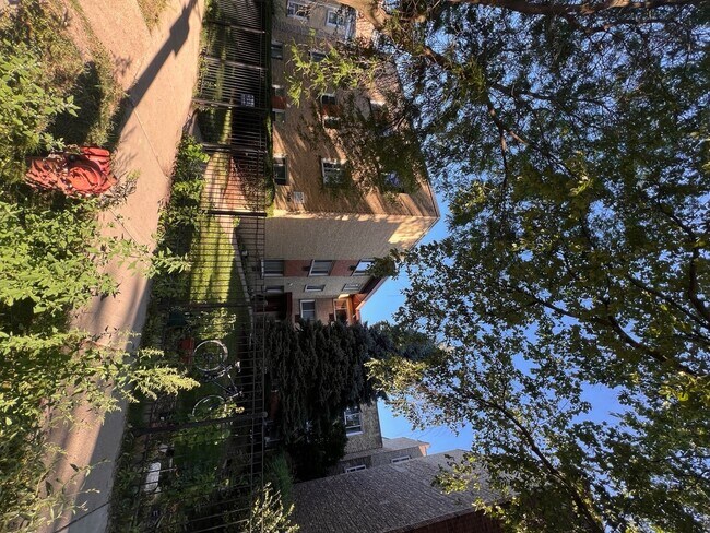 Foto del edificio - 2036 W Foster Ave