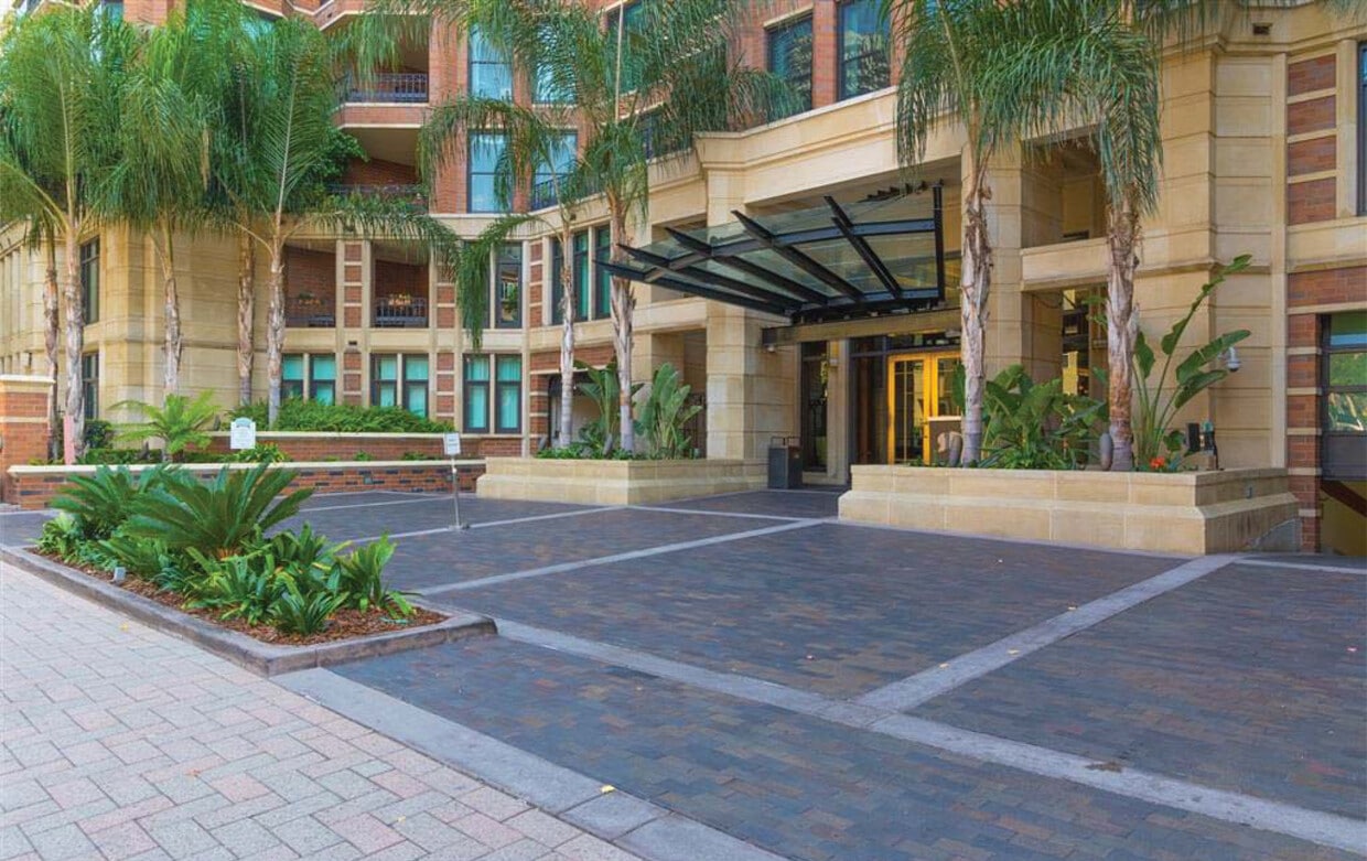 Entrada principal - 500 W Harbor Dr