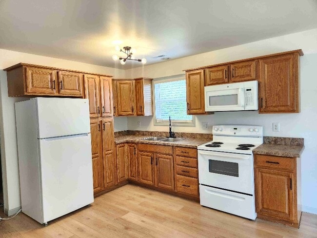 Building Photo - 19 Thruway Dr