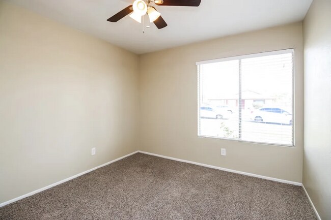 Building Photo - 811 E Hillview Cir