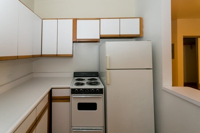 Building Photo - 653 W Barry Ave