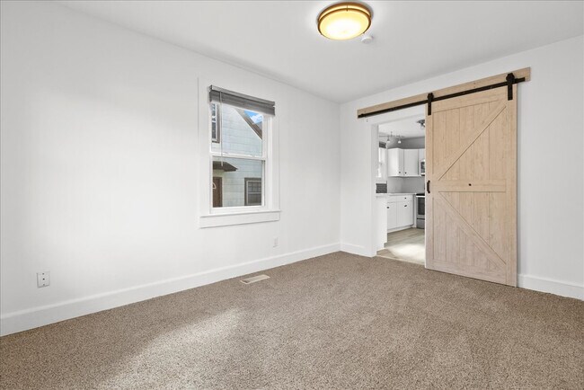 Foto del edificio - Room in House on Carlton Ave