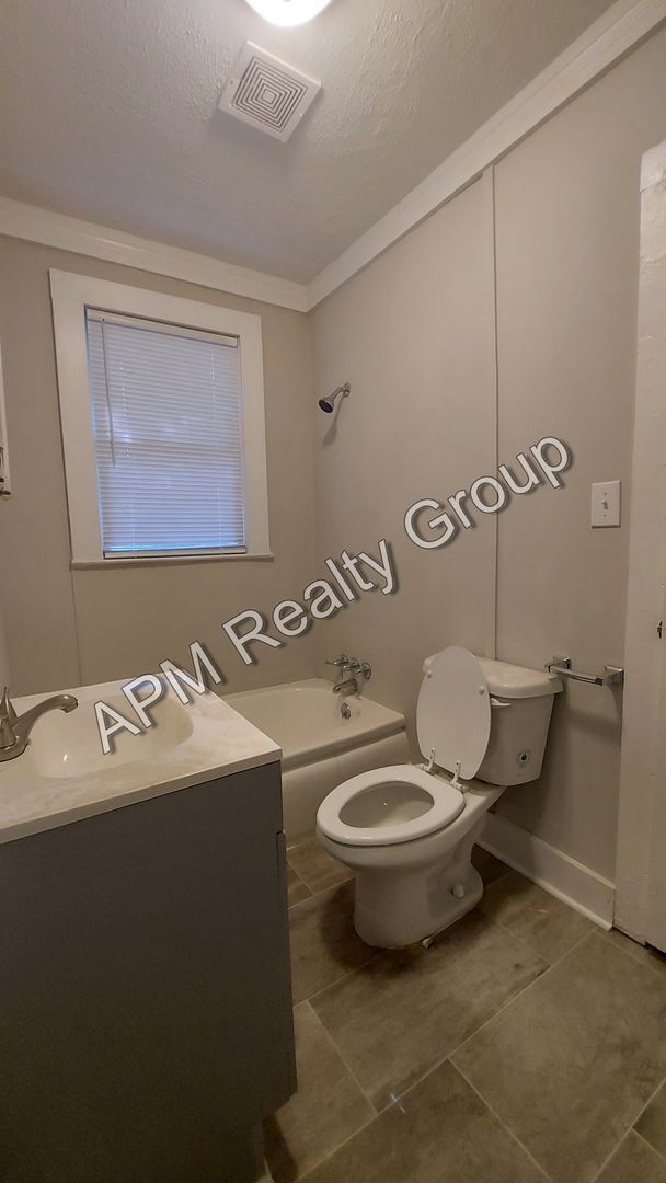 Building Photo - Updated two bedroom house