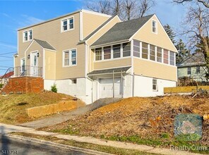 Building Photo - 631 Elm St