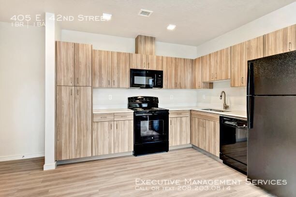 Building Photo - The Parkway Apartments