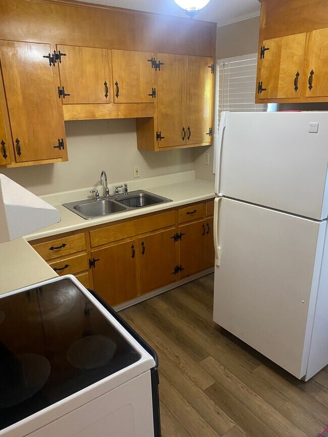 Foto del edificio - Radford, 2 BR / 1 BA Available Feb. 10th