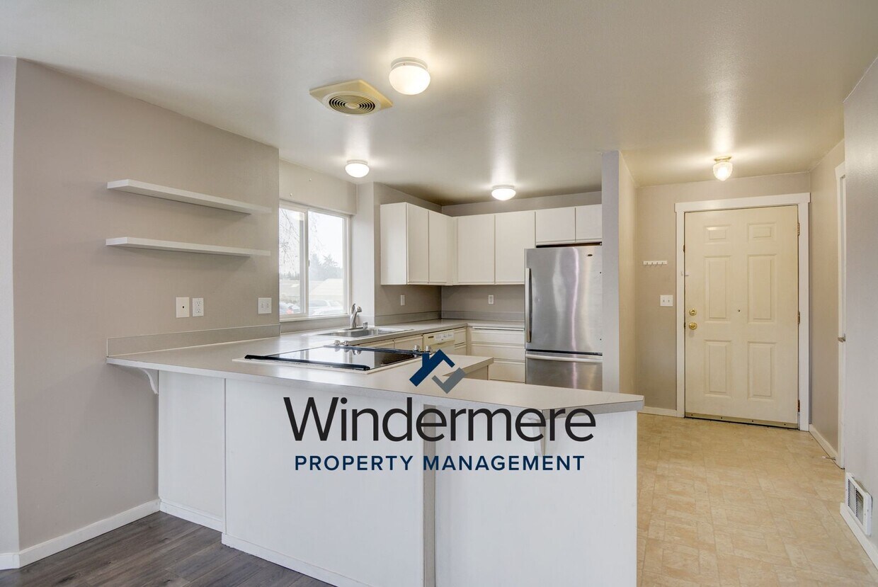 Foto principal - 2 bed 1.5 bath first level condo