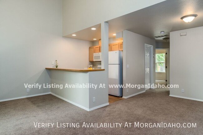 Building Photo - Conveniently located Boise Bench townhomes