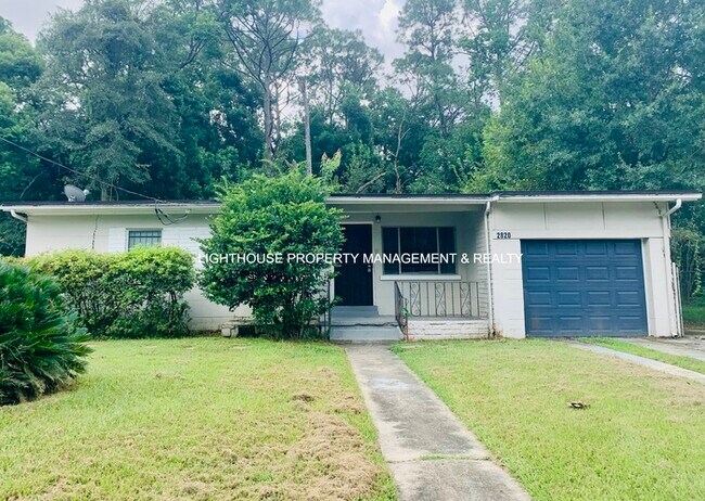 Foto del edificio - Huge 4 Bedroom Home With Sunroom And Garage