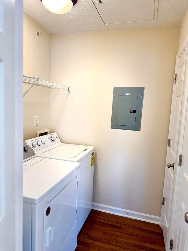 Foto del edificio - 3487 Forestdale Dr