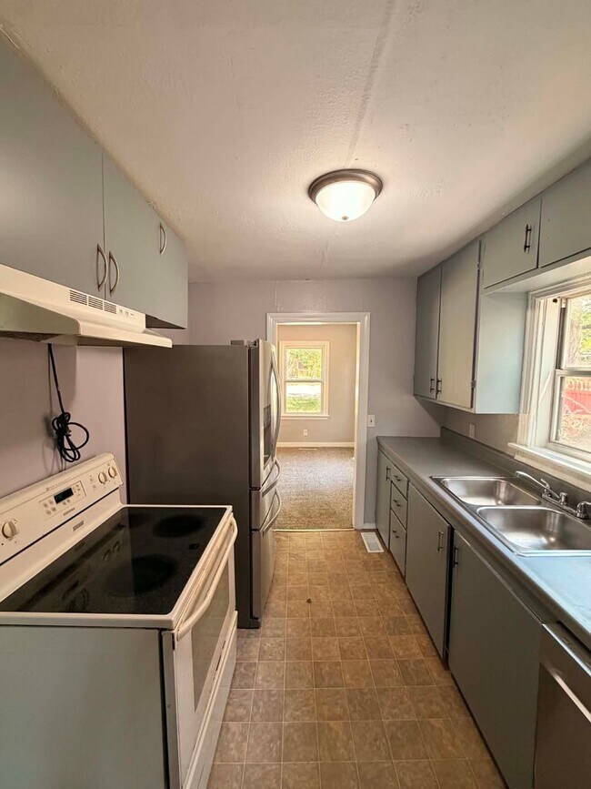 Building Photo - Spacious 4 Bedroom, 1 Bathroom Home with Bonus Living Area & Fireplace!