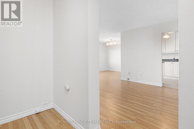 Photo du bâtiment - 665-665 Bathgate Dr