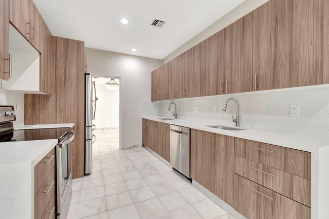 Building Photo - 7810 Villa Nova Dr