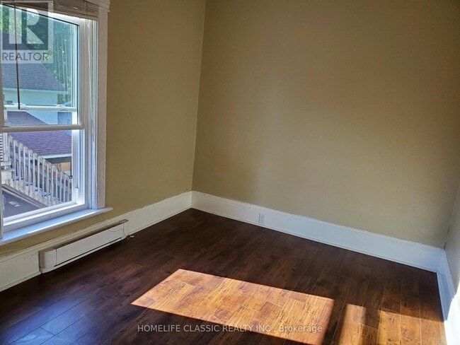 Building Photo - 396 Simcoe St