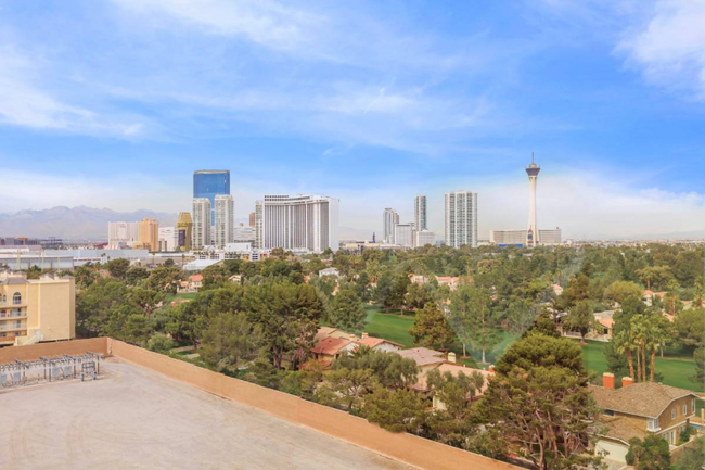 Foto del edificio - 1020 E Desert Inn Rd