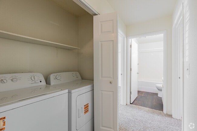 3BR, 2BA - 1,100SF - In-Unit Lauindrry - Bristol Woods