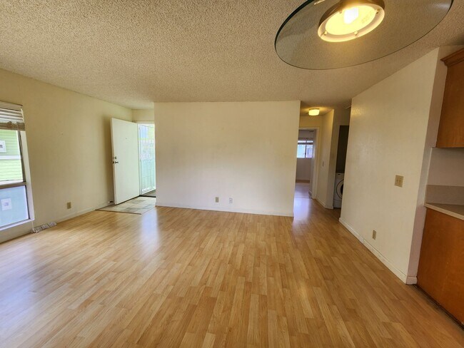 Building Photo - 2305