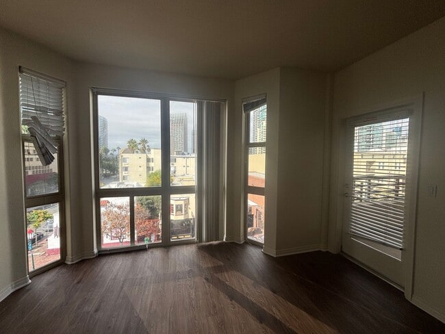 Building Photo - Stunning 2-Bedroom Condo with Panoramic Downtown Views