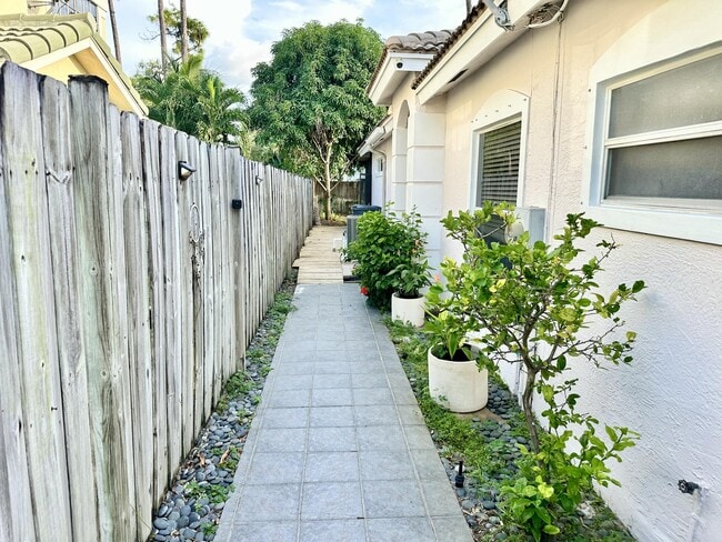 Building Photo - 702 Via Toscana Via