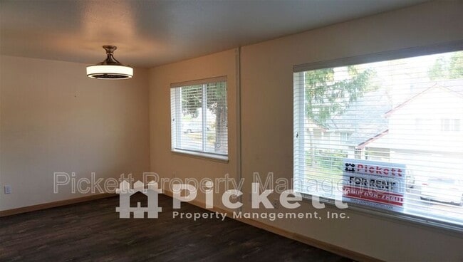Building Photo - 1307 NW Slate Ln
