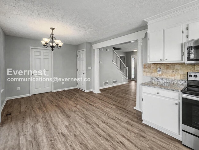 Building Photo - 3 Bed, 3 Bath with Fenced Yard & Garage / Pet-Friendly / Available Now!