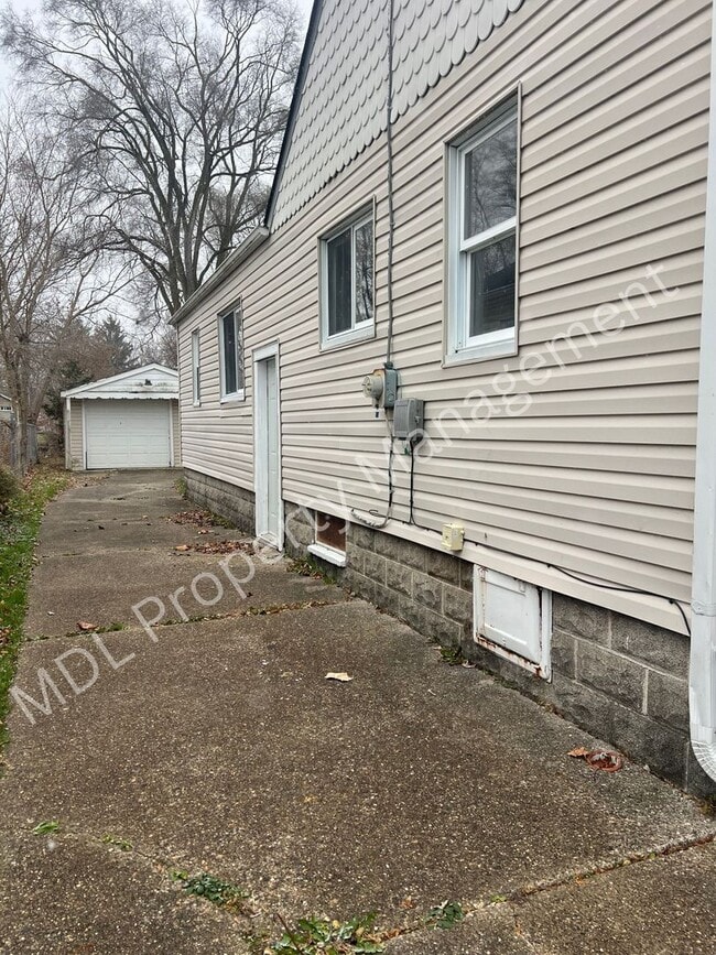 Building Photo - 3 bed Home with Garage- Available Now!