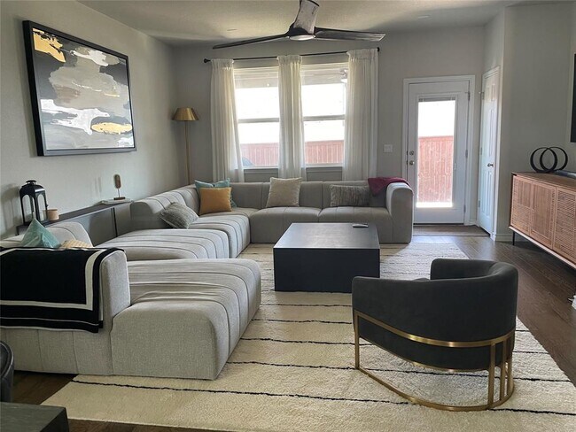 Foto del edificio - 15807 Crissom Ln
