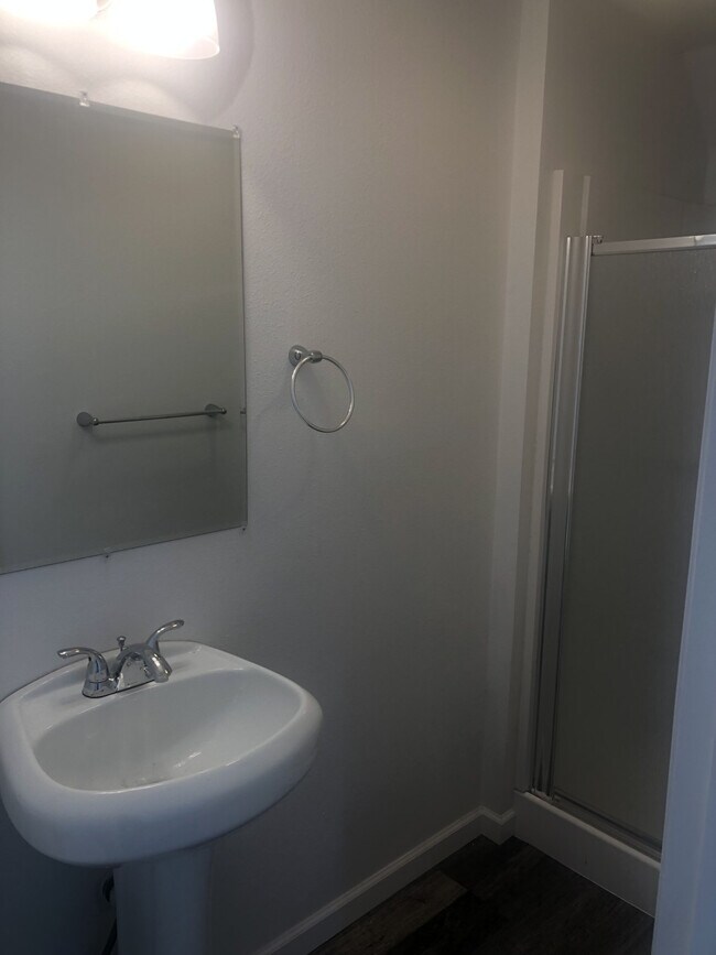 Building Photo - Whte Salmon Tri-Plex