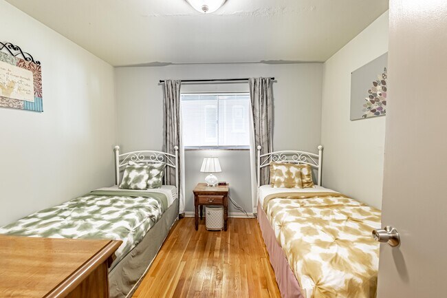 Twin Bedroom - 3215 Shenandoah Ave
