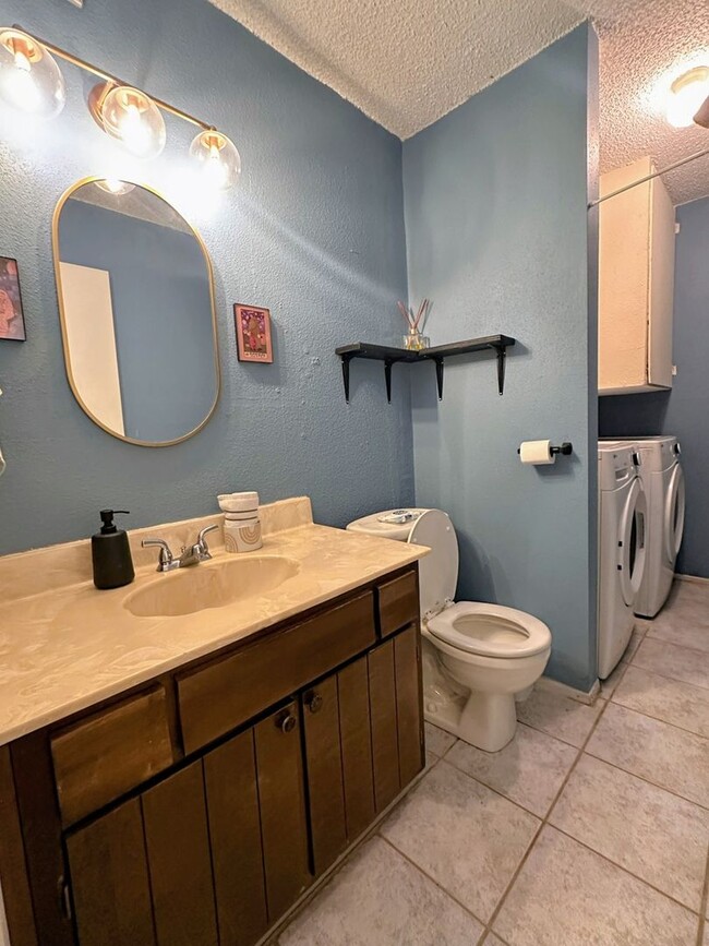 Foto del edificio - Charming 2BR Townhome in NW Houston
